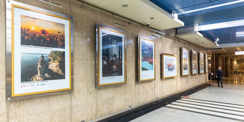 Виды Москвы и горные вершины Сочи: в метро открылась выставка «За это я люблю Россию»