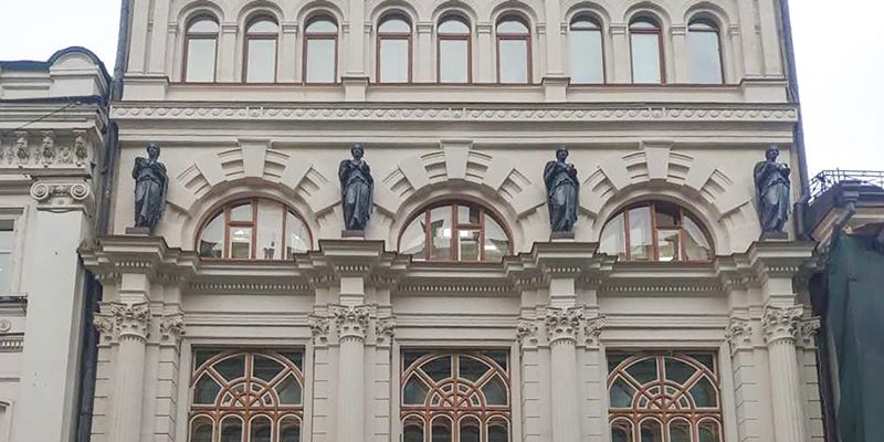 Главному фасаду бывшей аптеки Феррейна вернули исторический цвет