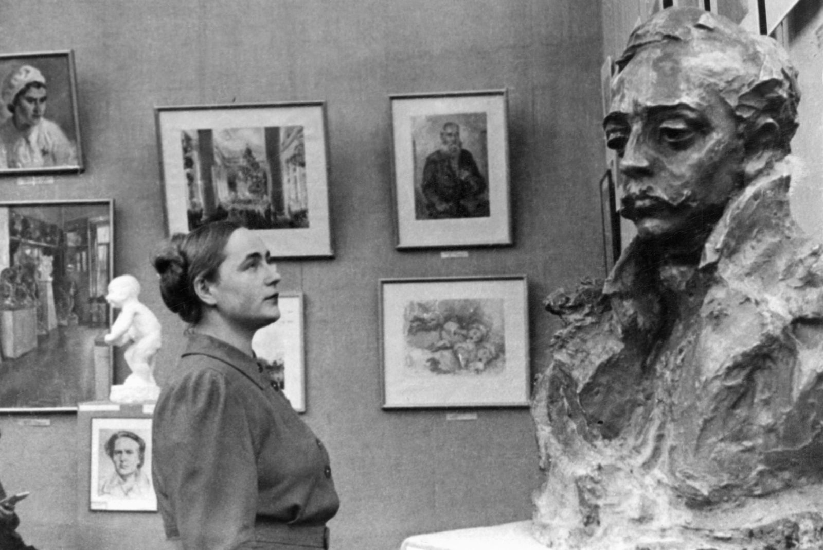 Посетительница в музее скульптора А.С. Голубкиной осматривает экспонаты. Автор – Б.В. Игнатович. Москва. 1934-1939 гг. Главархив Москвы