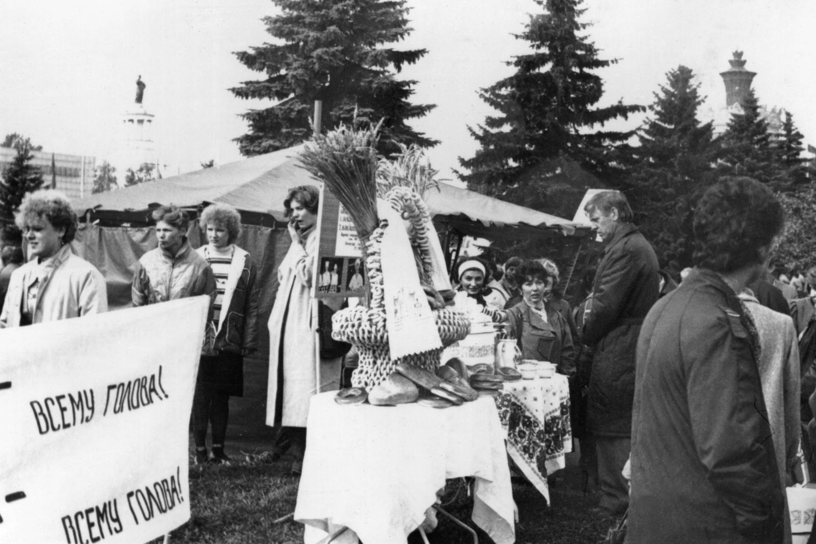 Чайные столы кондитерской ярмарки, организованной учащимися строительных профессионально-технических училищ г. Москвы на ВДНХ СССР в День города. Автор – Н.А. Лычагин. Москва. 19 сентября 1987 г. Главархив Москвы