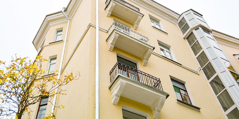 Неоклассицизм и трехгранные эркеры: на северо-западе столицы завершен капитальный ремонт дома 1950 года постройки