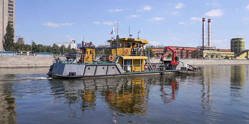 Коммунальный флот собрал около 600 тонн мусора в период навигации в этом году