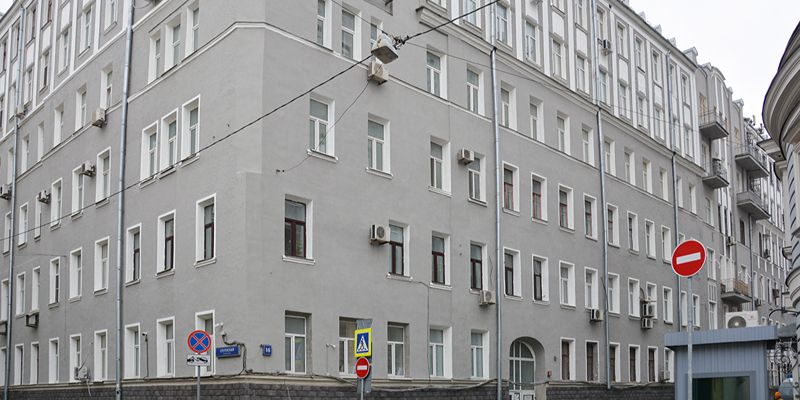 Здесь жил летчик-ас Георгий Баевский и творил Владимир Маяковский: завершен капремонт фасада дома на Малой Лубянке