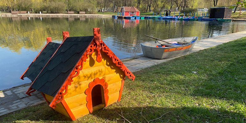 Почти 150 плавучих домиков для уток установили на водоемах к летнему сезону