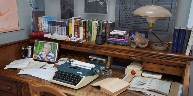 Кофе, книги и машинка. Заглядываем в кабинет Фазиля Искандера