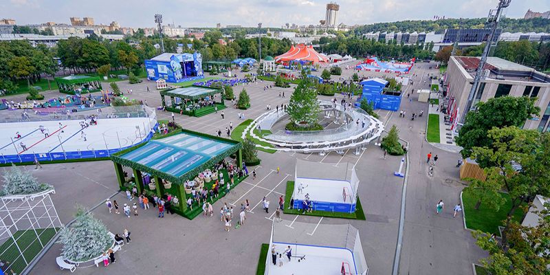 Модные показы, тренировки под открытым небом и концерты: в «Лужниках» проходит самая масштабная программа Московского урбанистического форума