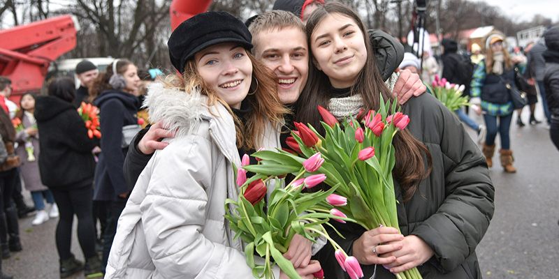 Тематические экскурсии на ВДНХ, советские фильмы и искусственный интеллект: как поздравят москвичек в Международный женский день