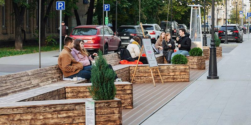 Временные зоны на месте парковок получили статус полноценных летних веранд