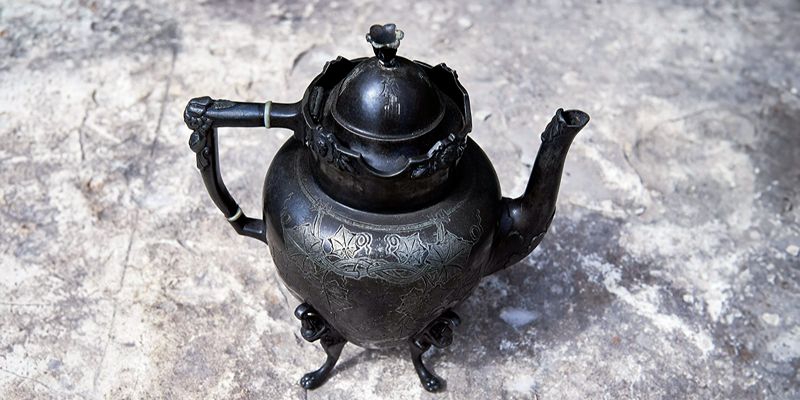 Чайник начала XX века и старинный утюг нашли при реставрации жилых домов