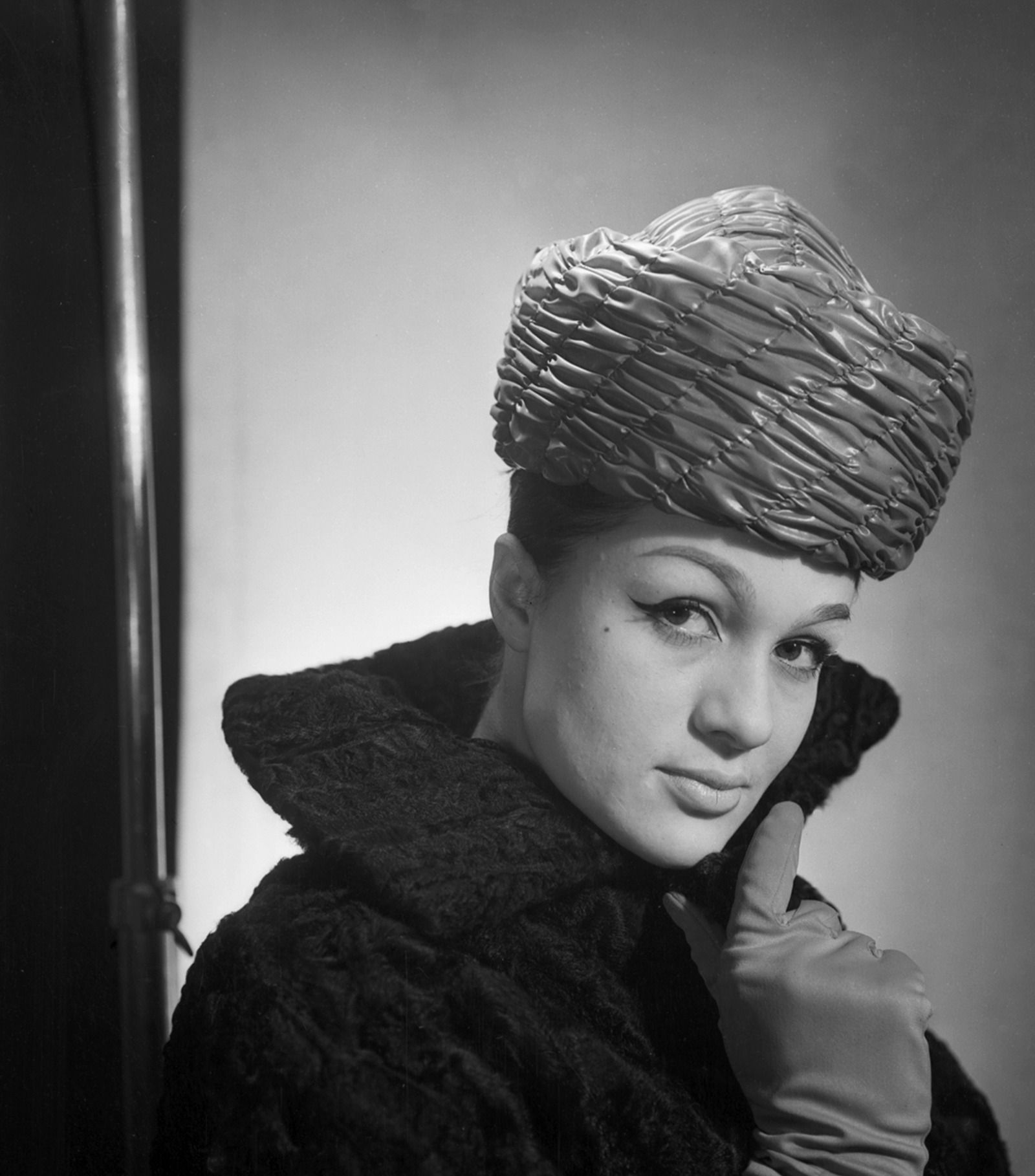 Модель в шляпке из капроновой ткани в ателье ГУМа. Автор – Б. Трепетов. Москва, январь 1964 г. Главархив Москвы