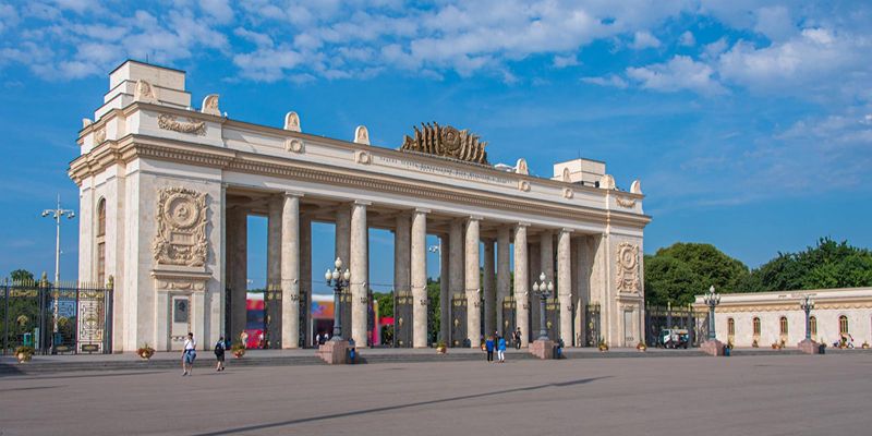 Выпускной вечер и мероприятия ко Дню молодежи в Москве перенесли