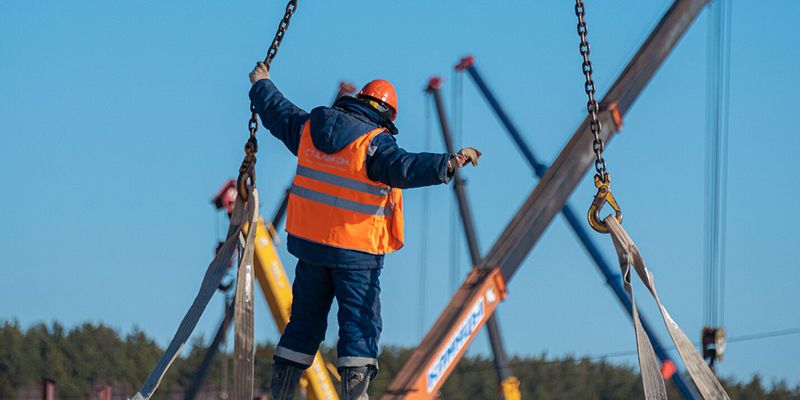 Завершается отделка и монтаж металлоконструкций кровли метромоста через реку Ликову