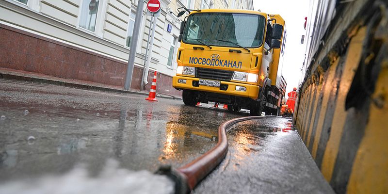 На улицах столицы дежурят 300 бригад Мосводостока