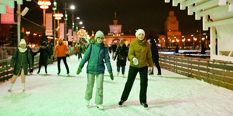 ВДНХ под звездами: стали известны даты ночных сеансов на самом большом катке столицы
