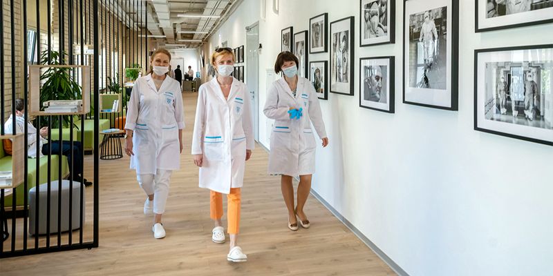 Новые вакансии службы занятости, электронный документооборот в детских поликлиниках и другие новости социальной сферы за неделю