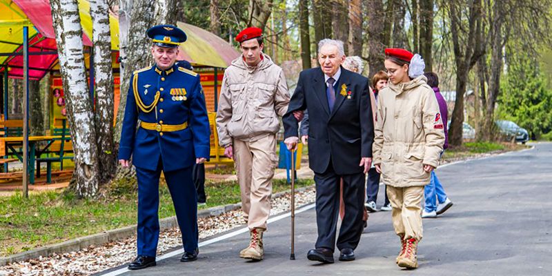 Этикет, история и прыжки с парашютом: как организовано патриотическое воспитание в московских школах