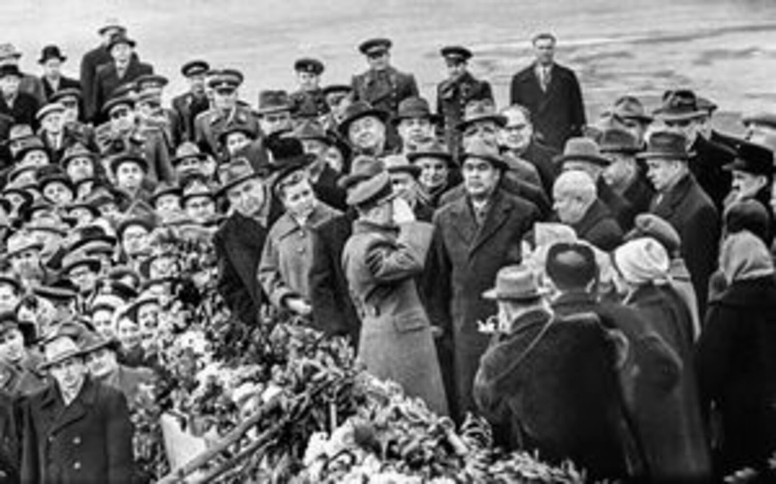 Аэропорт Внуково. Первый космонавт Земли Ю.А. Гагарин докладывает руководителям партии и правительства об успешном завершении космического полета. 4 апреля 1961 года. Фото- Г. Корабельников. Главархив Москвы