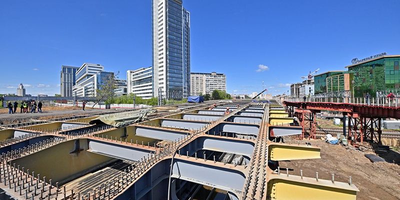Путепровод через железнодорожные пути на улице Барклая готов более чем на две трети