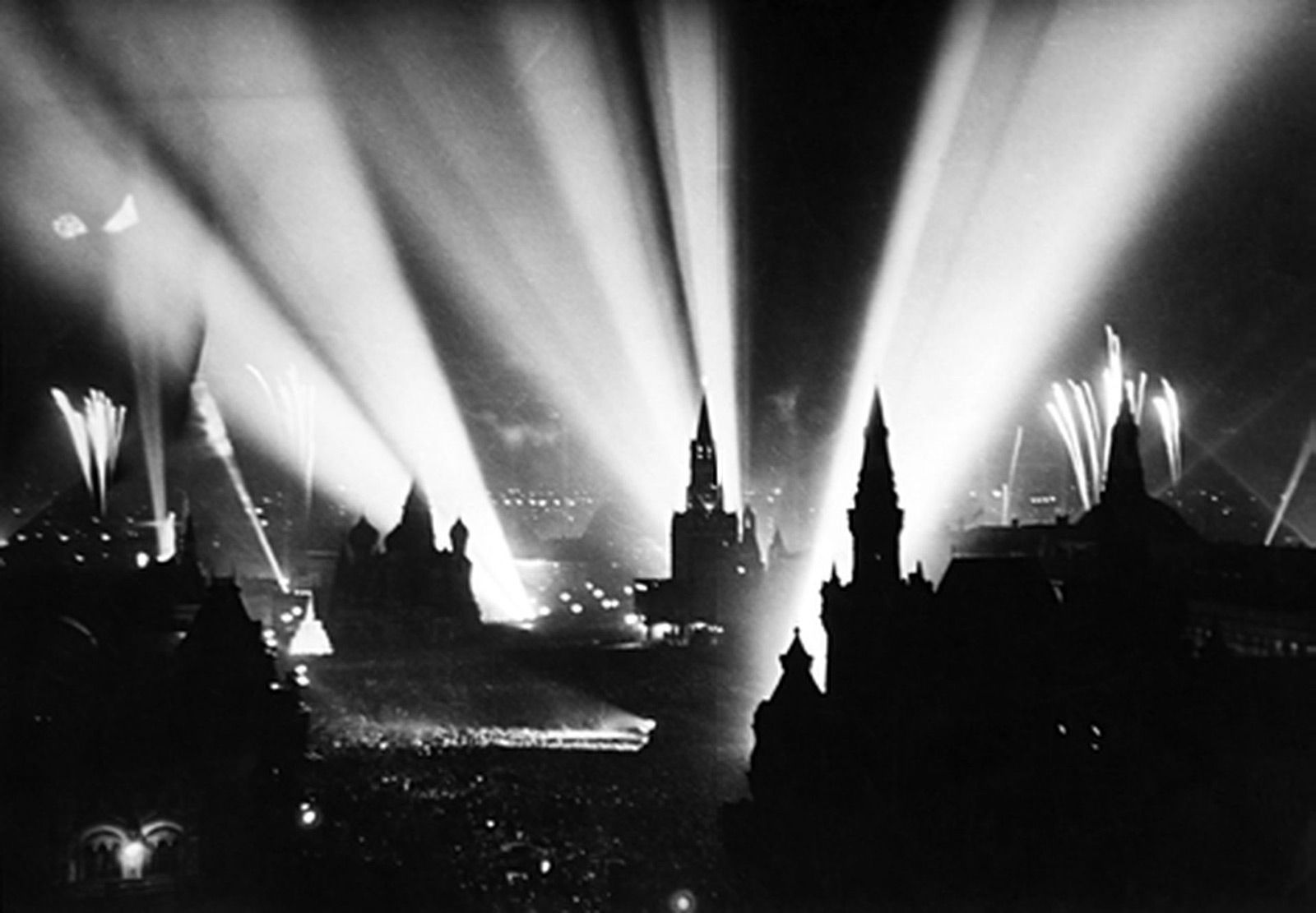 Салют Победы в Москве. Фото С.И. Лоскутова. 9 мая 1945 года. Главахив Москвы