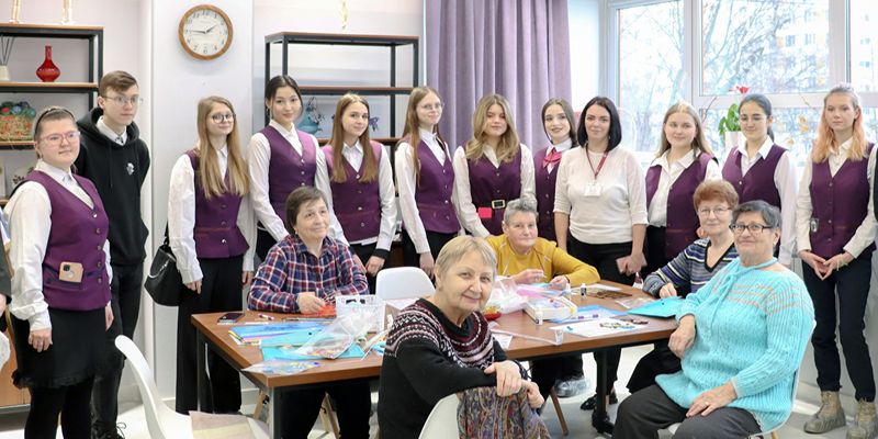Связь поколений: более тысячи студентов столичных колледжей посетили центры московского долголетия