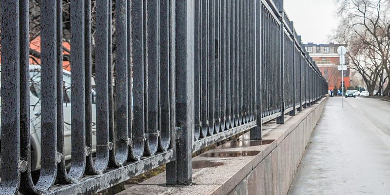 Более 500 незаконно установленных ограждений демонтировали в Москве