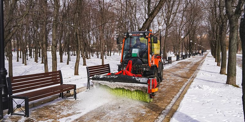 Снег с московских улиц убирают 60 тысяч сотрудников коммунальных служб и 10 тысяч единиц техники