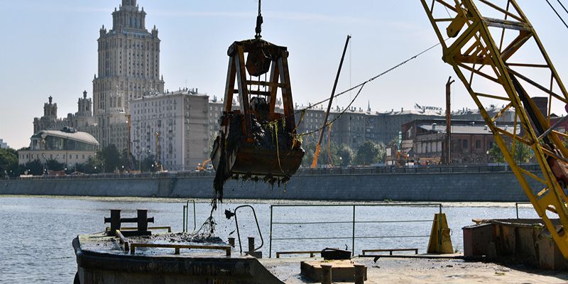 Около 150 тонн мусора собрал коммунальный флот с водной акватории Москвы с начала навигации