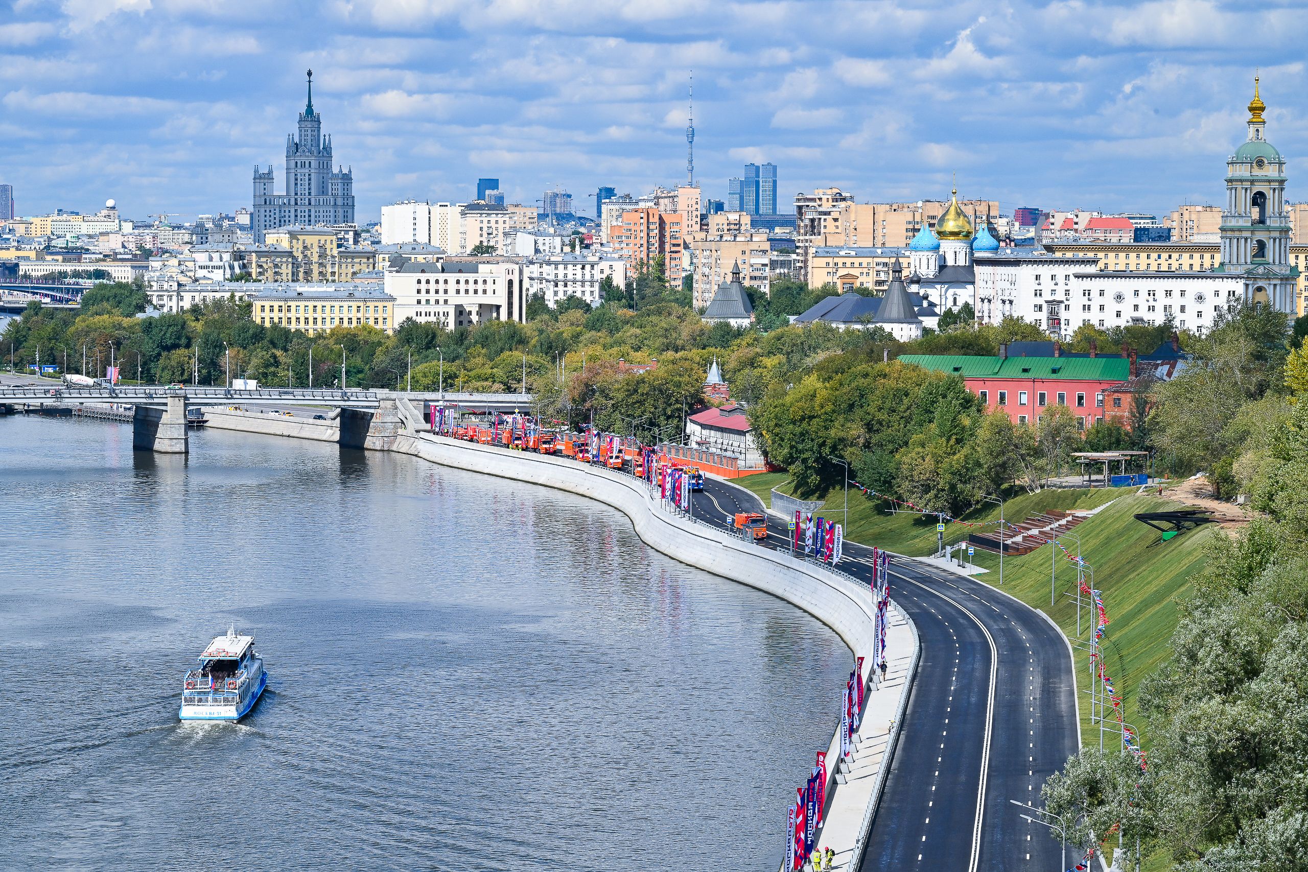 Открытие участков Крутицкой и Симоновской набережных на левом берегу Москвы-реки
