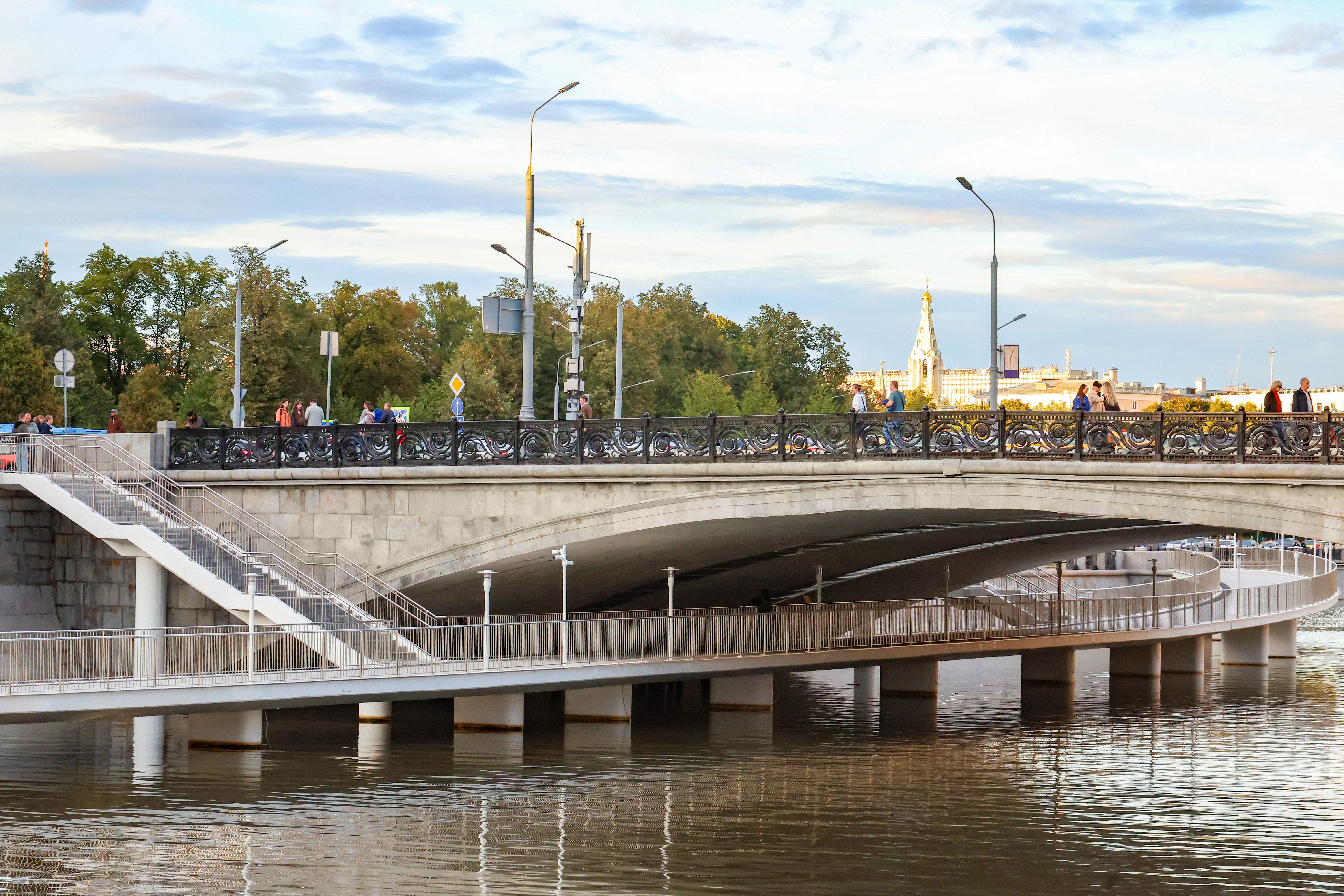Открытие пешеходного моста на Болотной набережной