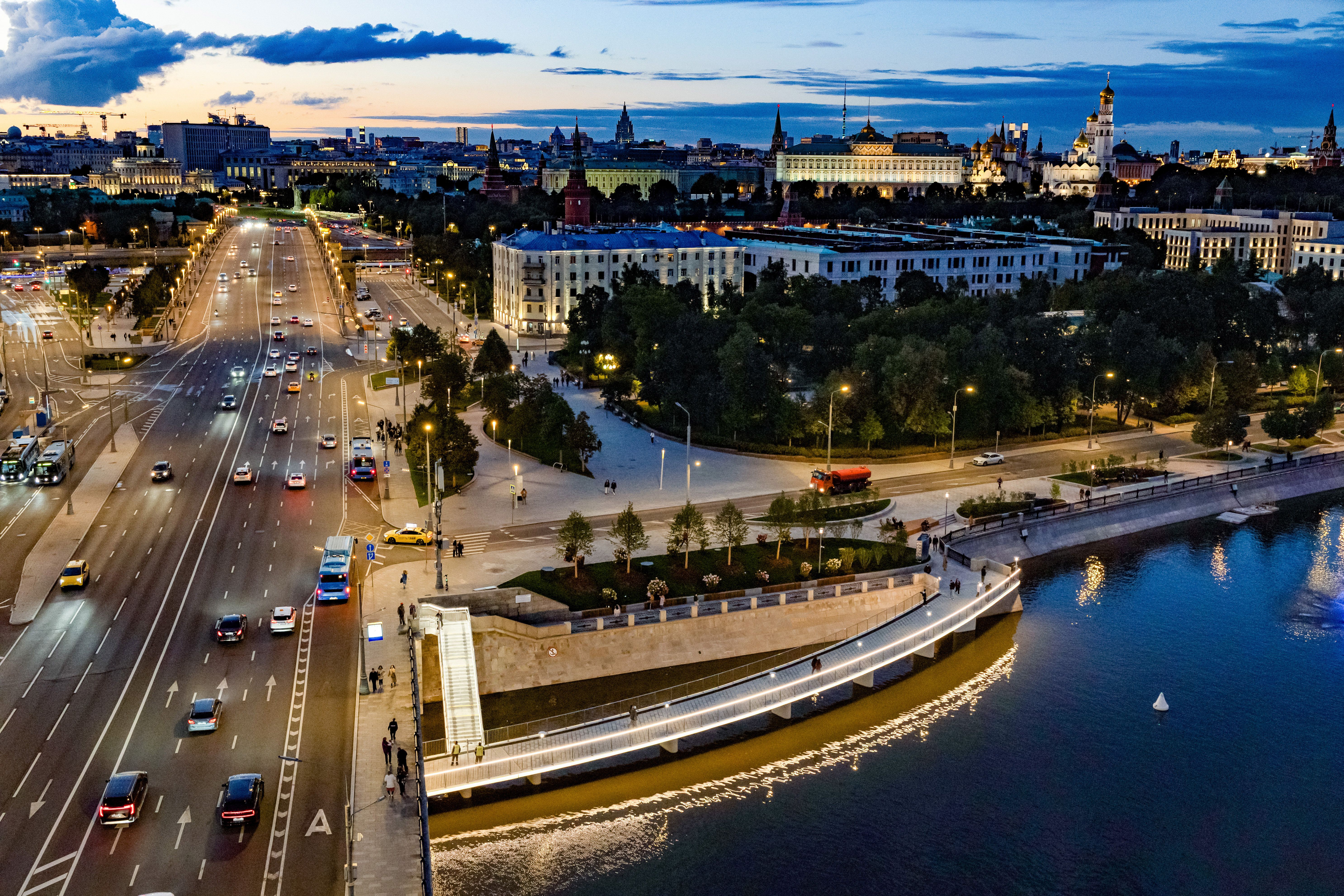 Открытие пешеходного моста на Болотной набережной