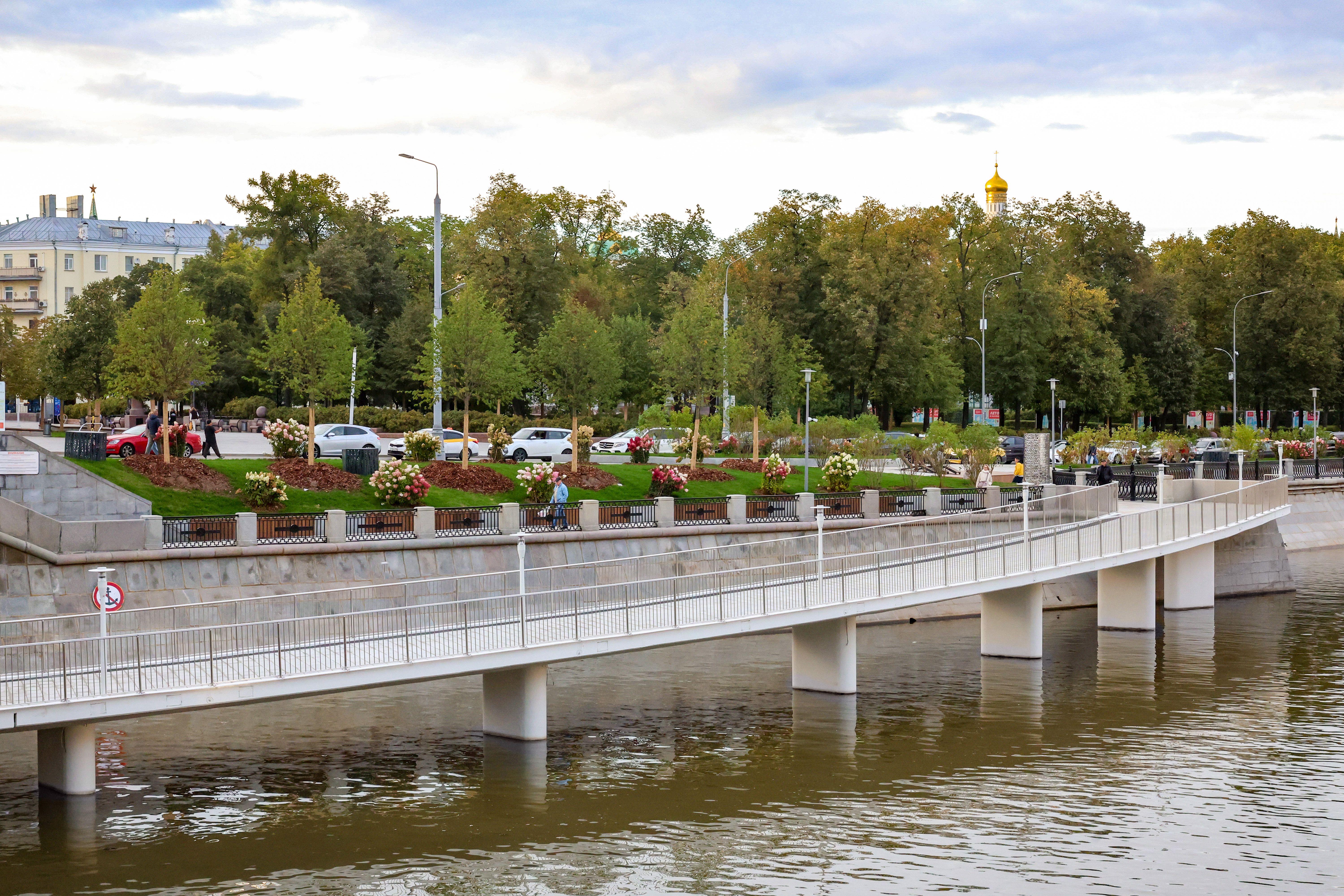 Открытие пешеходного моста на Болотной набережной
