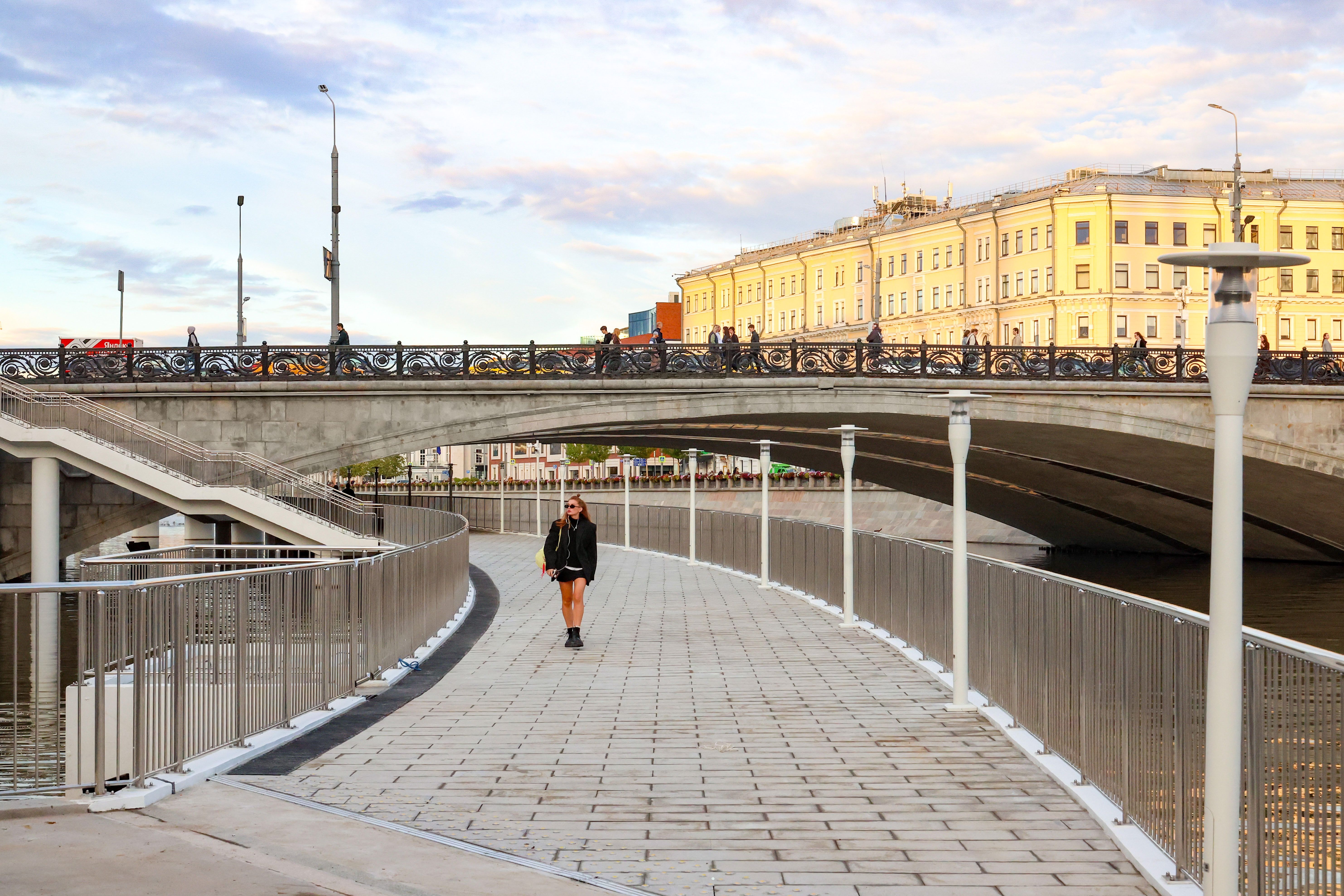 Открытие пешеходного моста на Болотной набережной