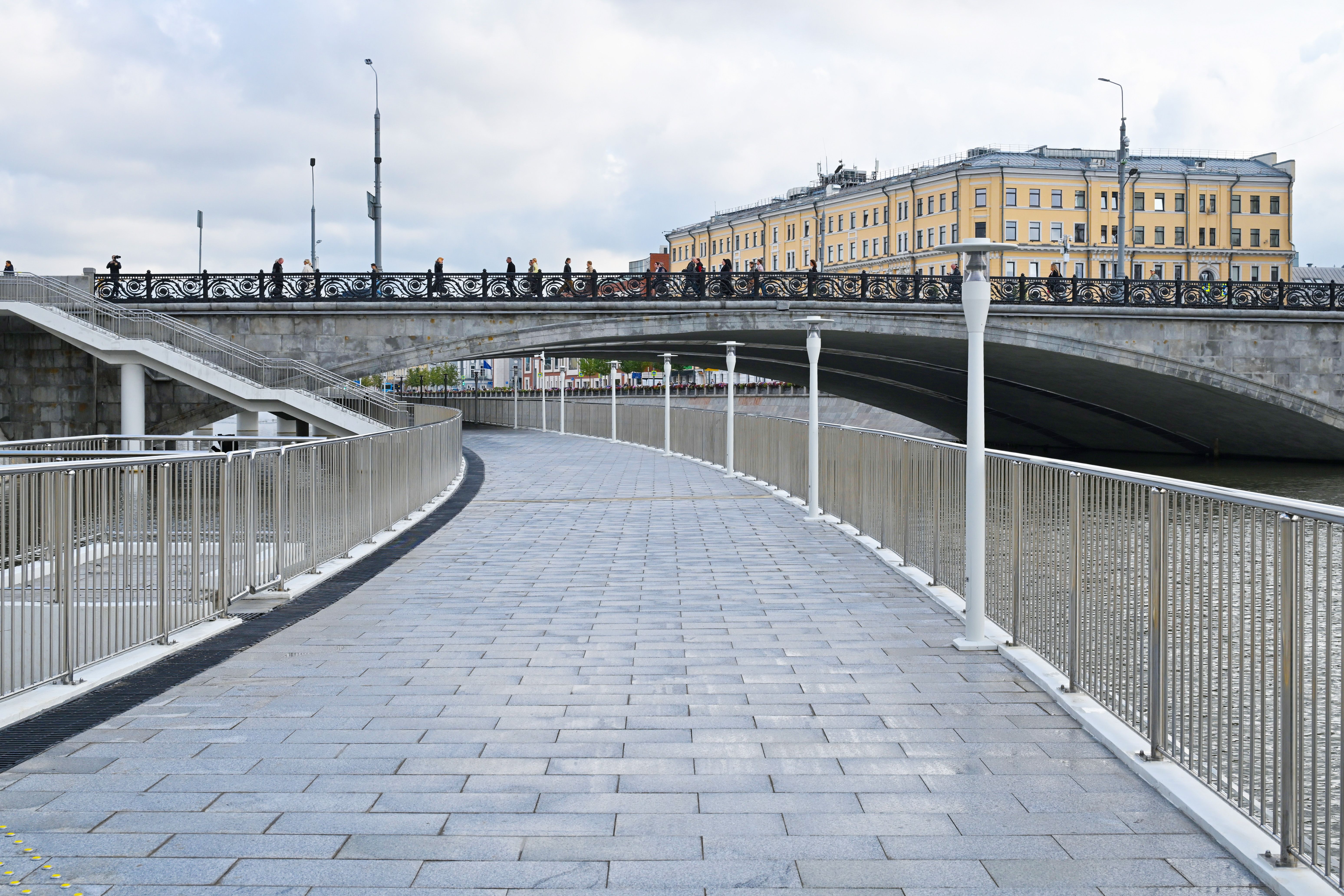Открытие пешеходного моста на Болотной набережной