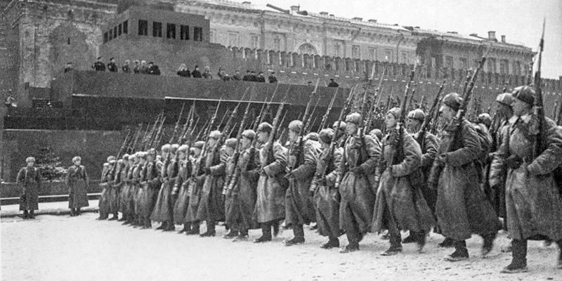 Собянин поздравил москвичей с 84-й годовщиной военного парада на Красной площади