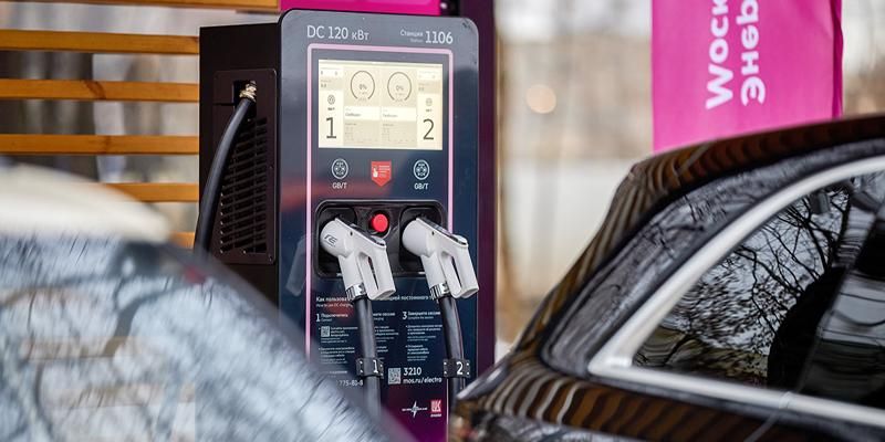 Собянин принял решение об установке еще около 550 зарядных станций для авто