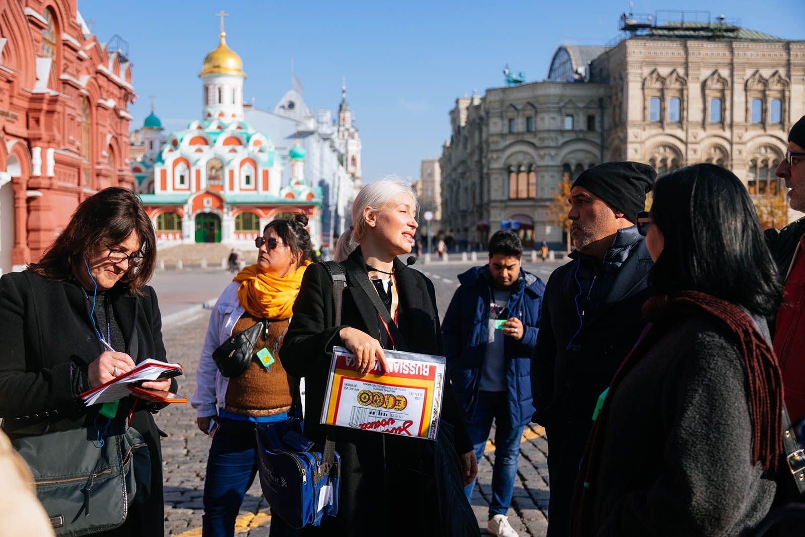В москве проживает человек. Туристы в России. Туристы в Москве. Туристы в городе. Иностранцы в России.