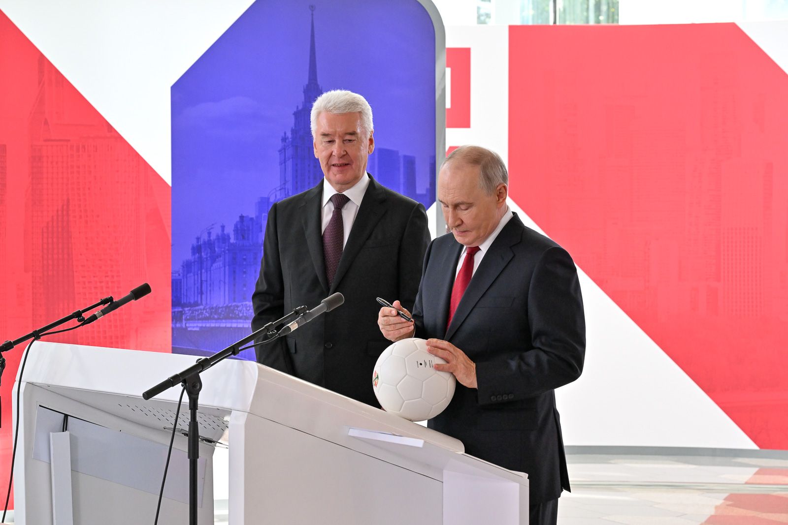 Путин и Собянин открыли стадион «Торпедо» после реконструкции