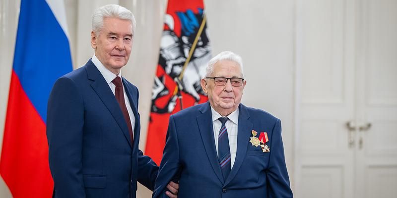 Сергей Собянин вручил государственные награды накануне Дня народного единства