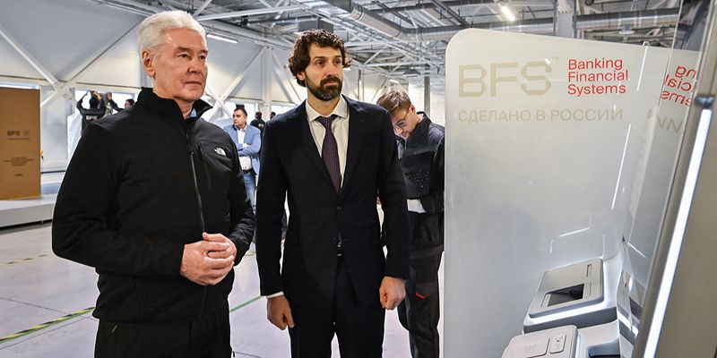 Сергей Собянин посетил высокотехнологичное производство банкоматов в «Рудневе»