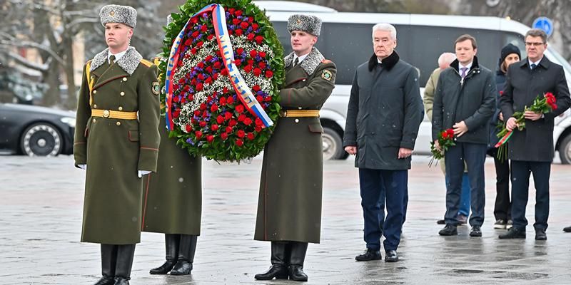 Собянин возложил венок к монументу Победы в Минске