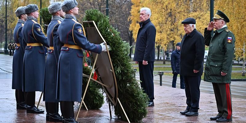 Собянин возложил венки к Могиле Неизвестного Солдата в память о параде 1941 года