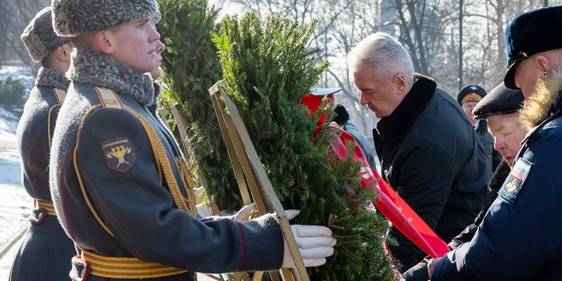 Сергей Собянин возложил венки к Могиле Неизвестного Солдата в честь 23 Февраля