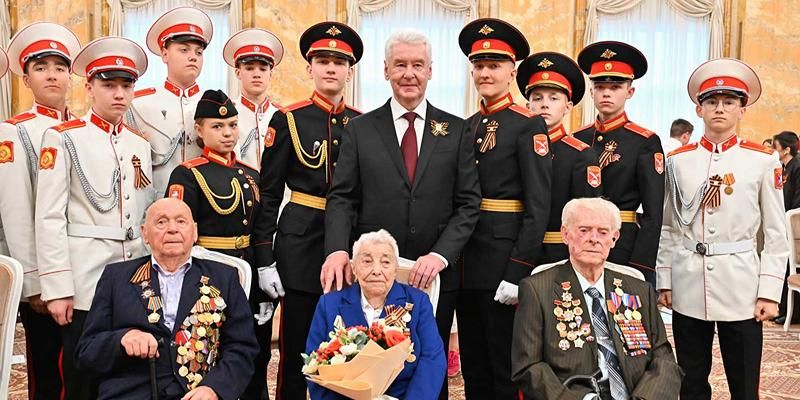 Сергей Собянин вручил ветеранам памятные знаки «85 лет битвы за Москву»