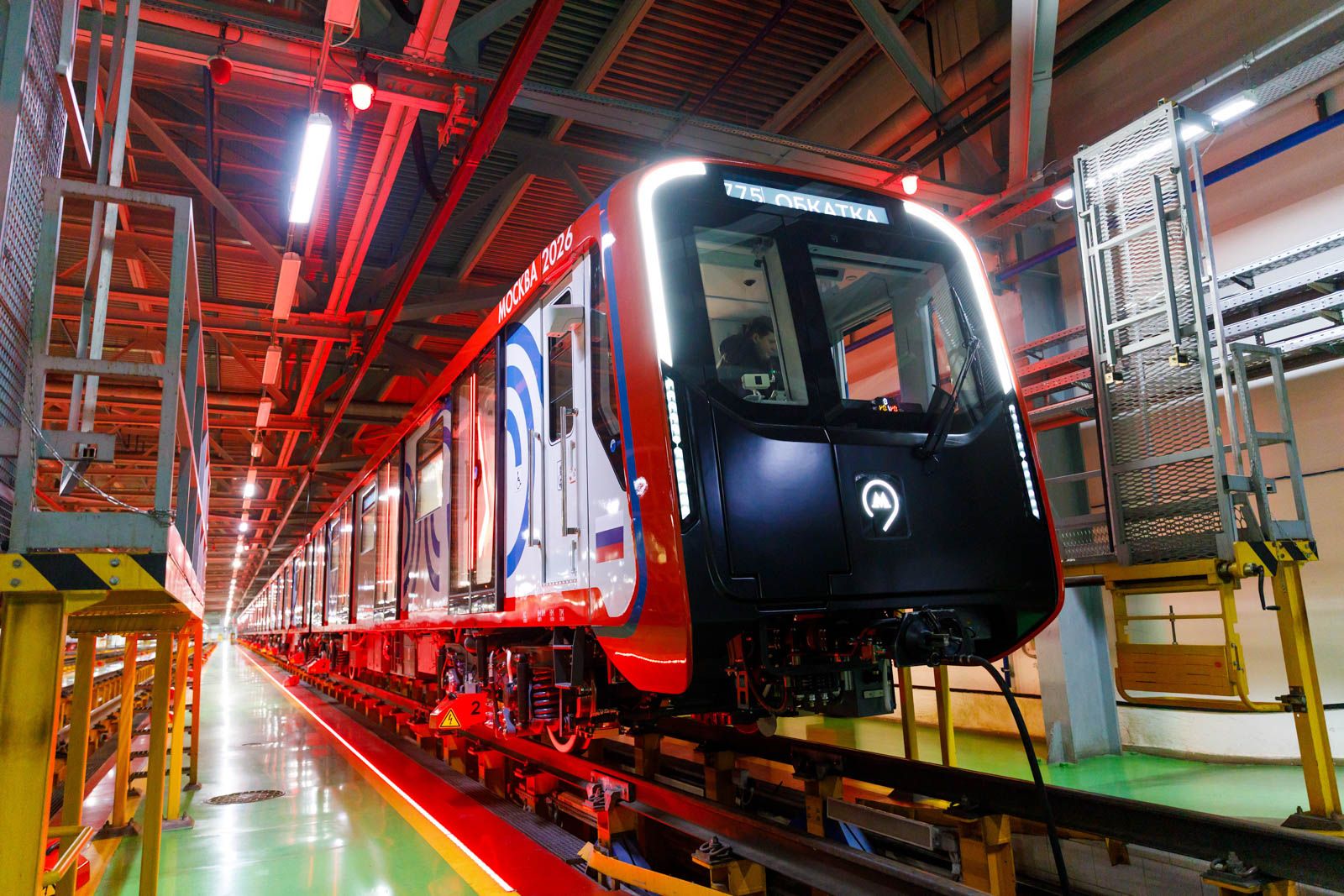 Собянин: Обновление метро Москвы развивает транспортное машиностроение России
