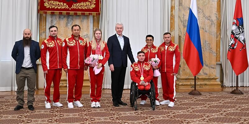Собянин наградил москвичей — чемпионов и призеров Паралимпиады 2026 года