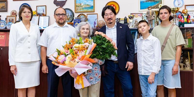 Собянин поздравил учителя биологии школы № 1522 Элеонору Андрееву с 90-летием