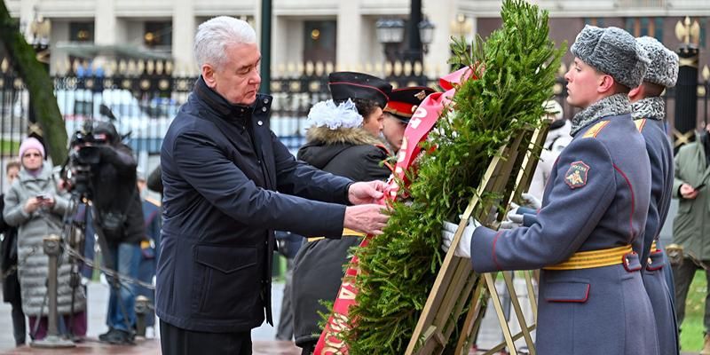 Собянин поздравил москвичей с 83-й годовщиной военного парада на Красной площади