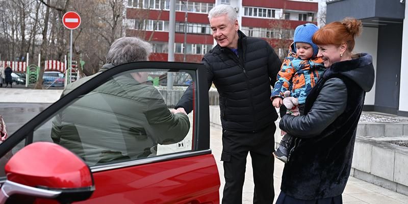 Собянин вручил подарок 200-тысячному москвичу, получившему жилье по реновации