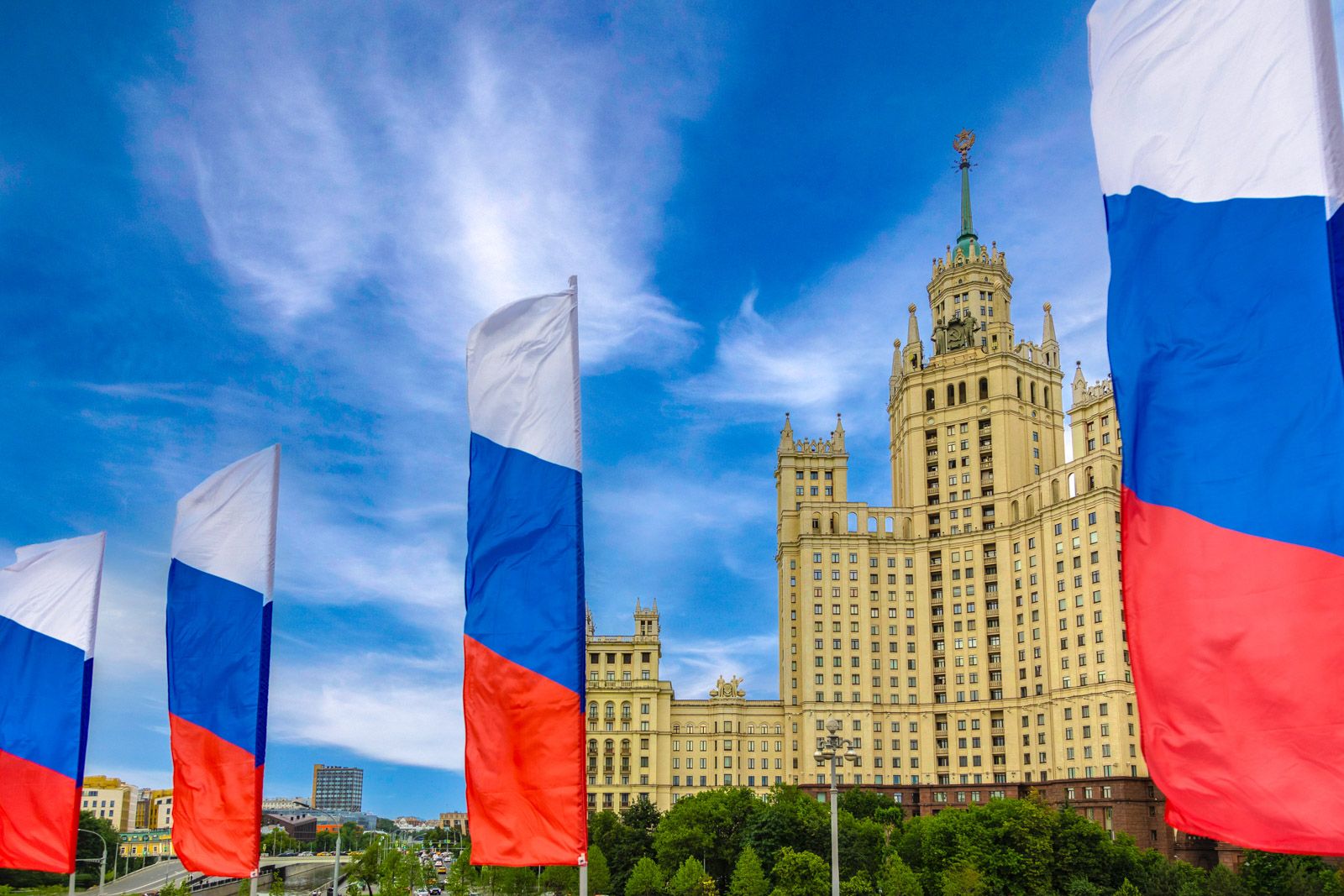 Сергей Собянин поздравил москвичей с Днем флага России