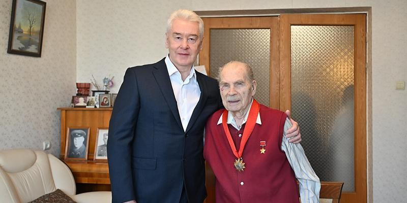 Собянин вручил знак почетного гражданина Москвы ветерану ВОВ Борису Кравцову